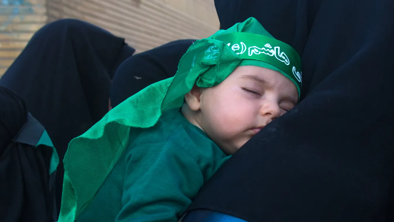 IRAN - IRANIAN SHIITE MUSLIM BABY DRESSED FOR MUHARRAM AND SLEEPING ON HER MOTHER SHOULDER - KHORRAMABAD ASHURA BABY CEREMONY Chador Chehel manbar Color image COMMEMORATION Covered GREEN COLOUR CAST Hidden Hussain Imam hussein Iran Islam Khorramabad MIDDL