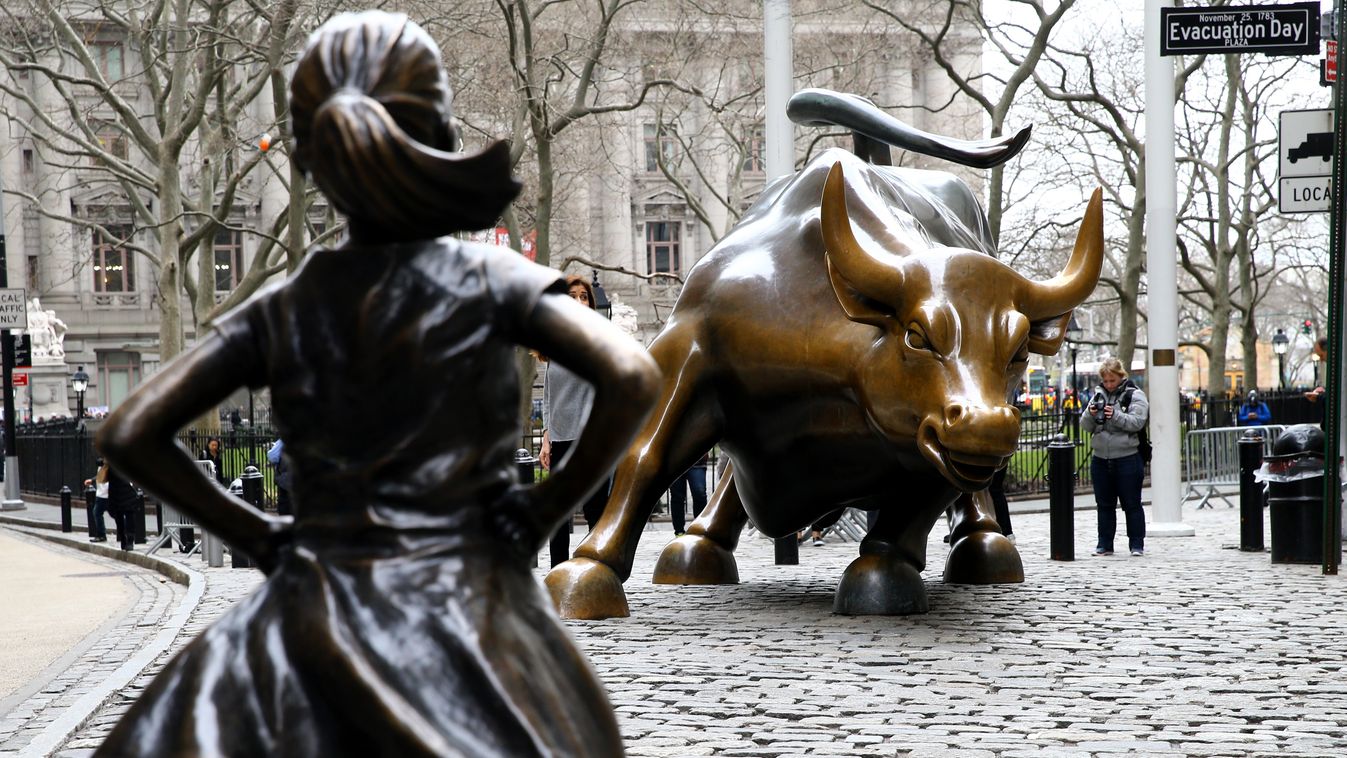 'Fearless Girl' statue face off Wall Street Bull in New York US New York USA United States 2017 WALL STREET STATUE Charging bull Fearless Girl gender pay gap gender diversity 