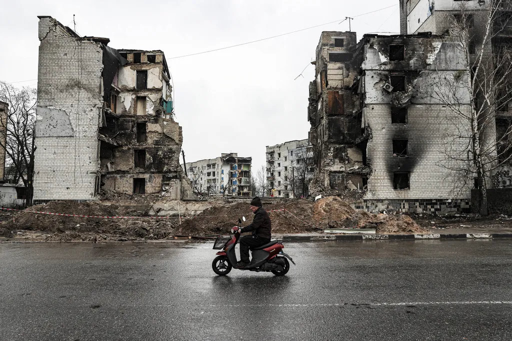 Ukrán válság 2022, orosz, ukrán, háború, Ukrajna, Borodjanka, rakétatámadás, romos épületek, kiégett lakóház 