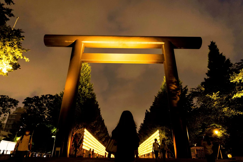 Japan Mitama (papírlámpás) fesztivál   the Mitama festival, celebrated since 1947 honouring the souls of the enshrined spirits and the fallen soldiers of Japan's past wars, at the Yasukuni Shrine in Tokyo on July 14, 2021. (Pho 