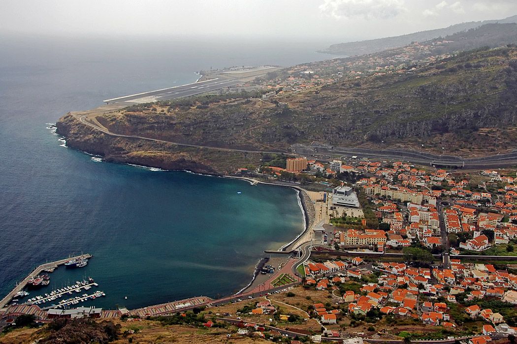 Madeira Airport, Portugal - A magas hegyek és az Atlanti-óceán közelsége miatt miatt csak speciálisan képzett pilóták vezethetik az ide érkező repülőket