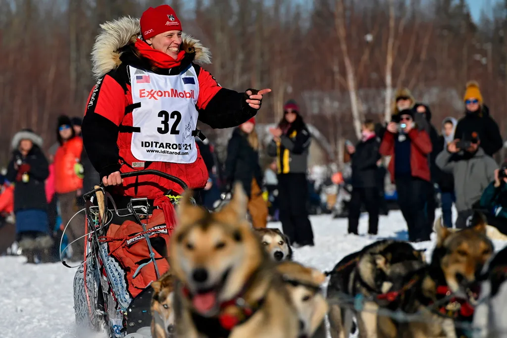 Willow, 2021. március 8.
Aliy Zirkle a szurkolókat köszönti, amint csapatával a rajthelyhez hajt az Iditarod amerikai kutyaszánverseny kezdetén az alaszkai Willowtól északra 2021. március 7-én.
MTI/AP/Anchorage Daily News/Marc Lester 
