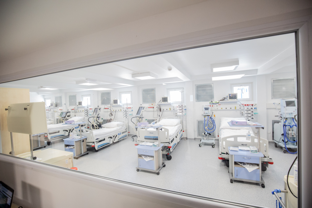 A 150 beteg befogadására alkalmas mobil járványügyi kórház a Kiskunhalasi Országos Büntetés-végrehajtási Intézet területén 