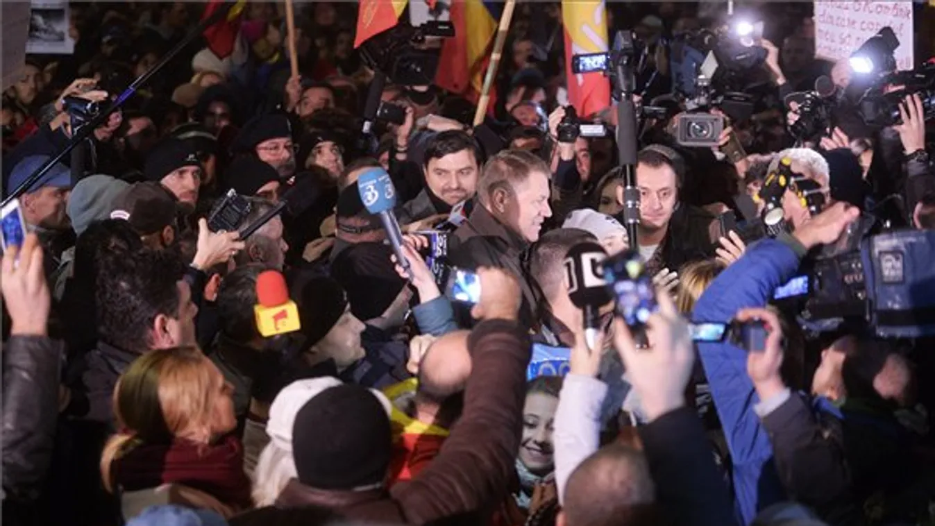 Klaus Iohannis tüntetők között 