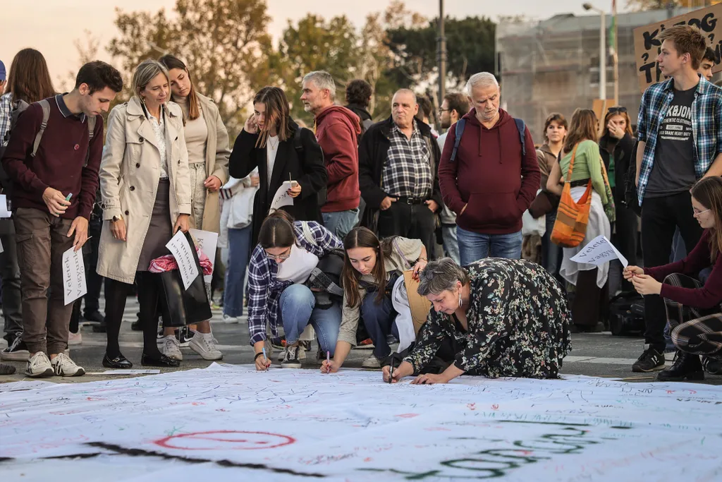 tanártüntetés, tüntetés, tanár, 2022.10.14., hősök tere 