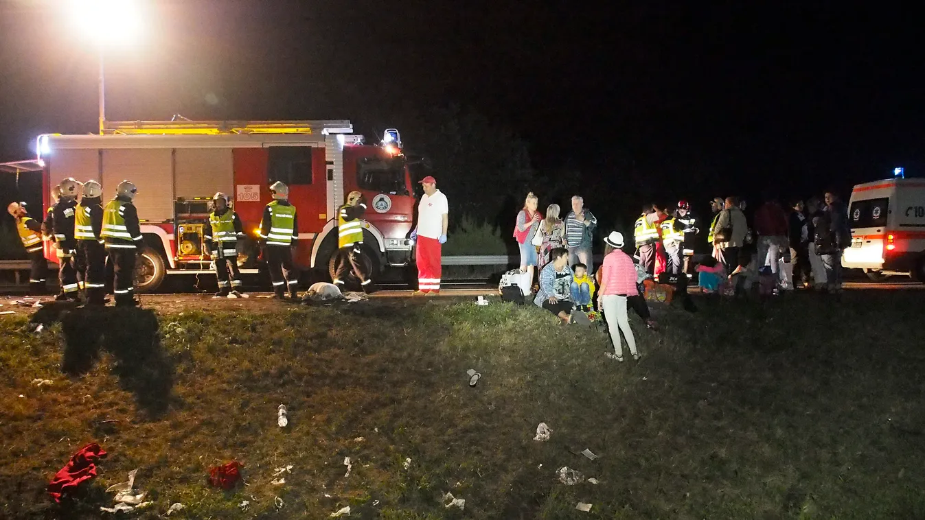 Csengele, 2015. július 14.
Mentők és tűzoltók dolgoznak egy buszbaleset helyszínén az M5-ös autópályán 2015. július 14-én hajnalban. Az egyik nemzetközi társaság Salzburgból Bulgáriába tartó autóbusza a 133-as kilométer közelében, a Szeged felé vezető old
