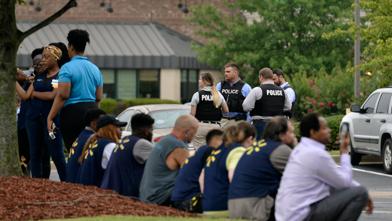 Southaven, 2019. július 30.
A Walmart áruház alkalmazottjai és rendőrök a parkolóban, miután lövöldözés történt az üzletben a Mississippi állambeli Southavenben 2019. július 30-án. Az elkövető két embert megölt, egy rendőrt megsebesített, majd miután a re