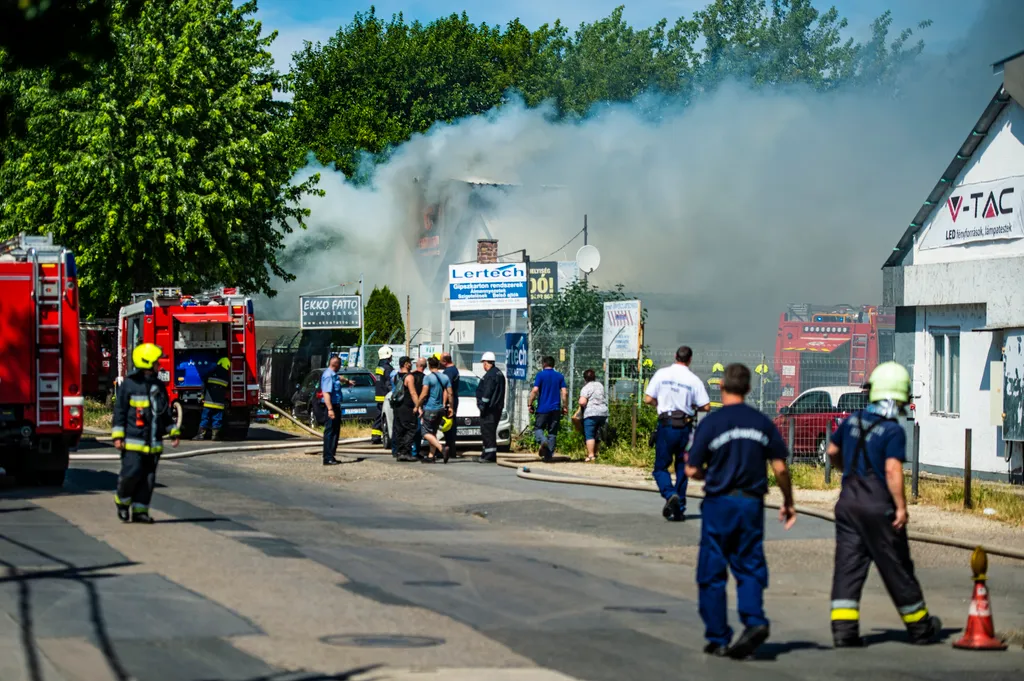 Tűz van a XIII kerületben, Tatai utca, tűz, Budapest, hőség, tűzoltó, JAVÍTOTT 