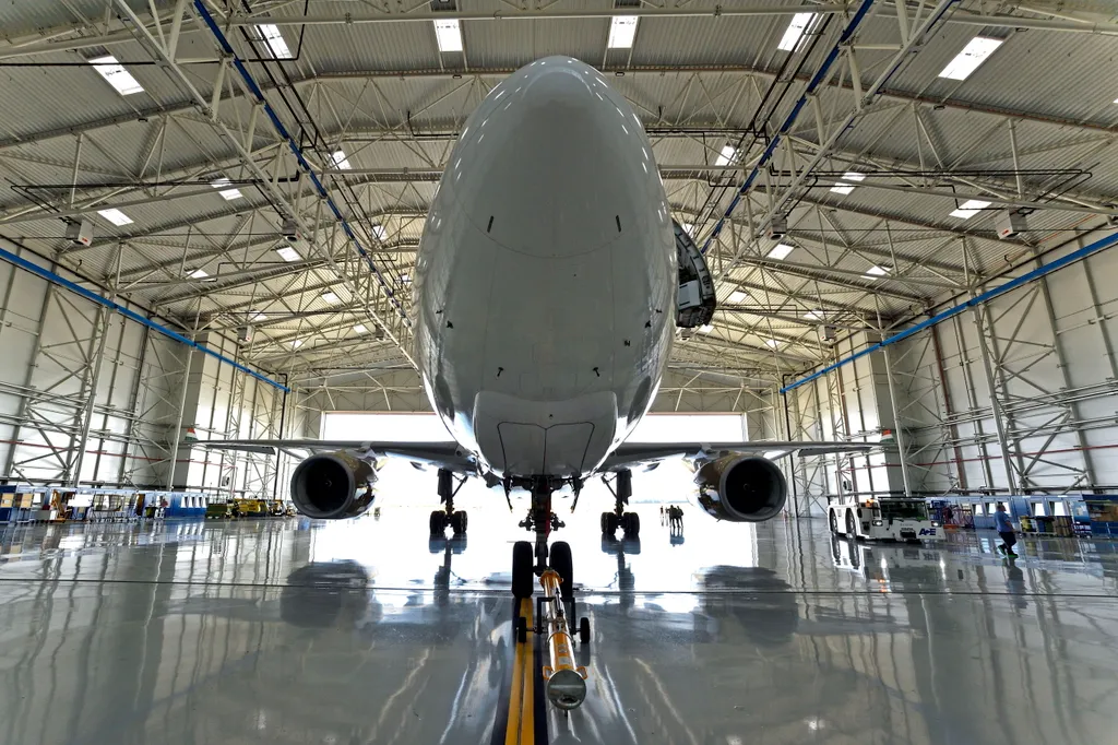 Először érkezett széles törzsű repülőgép nagykarbantartásra, repülő, repülőgép, karbantartás, Airbus A330F, teherszállító, Airbus 