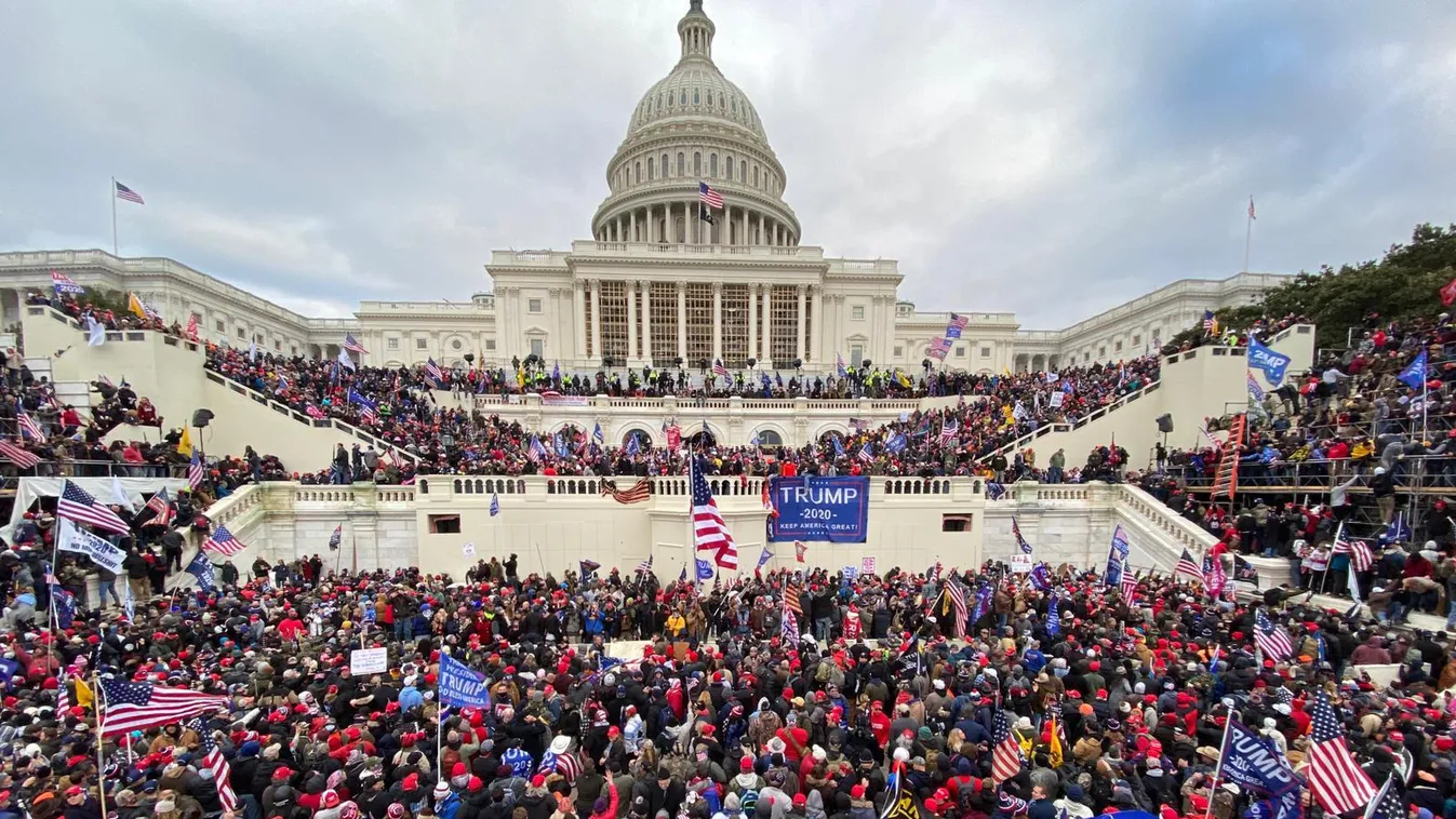 Trump supporters storm Capitol building in Washington 2021,Capitol Building,clash,President-elect Joe Biden,rioters,Tr 