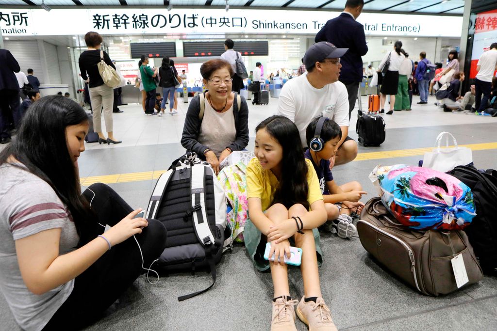 Oszaka, 2018. június 18.
Utasok várakoznak az oszakai vasúti pályaudvaron 2018. június 18-án, miután 6,1-es fokozatú földrengés rázta meg Japán nyugati térségét és felfüggesztették a  nagy sebességű Sinkanzen vasút és több tucat más vasútvonal forgalmát. 