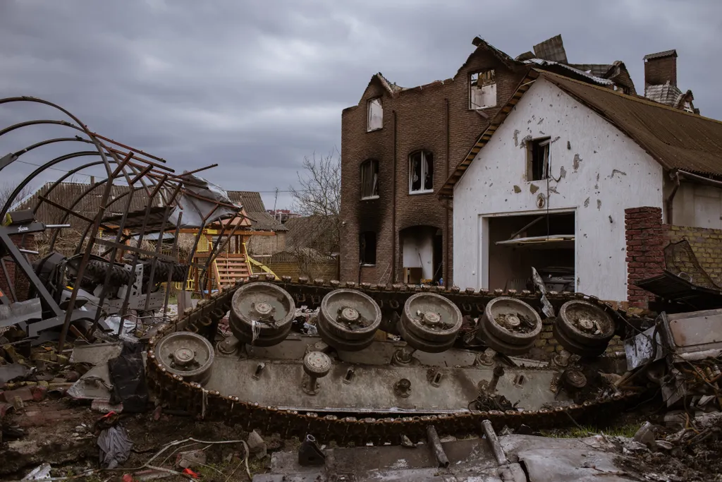 Ukrajna, Ukrán válság 2022, ukrán, orosz, háború, orosz-ukrán háború, Hostomel, rom, ház, tank, roncs 