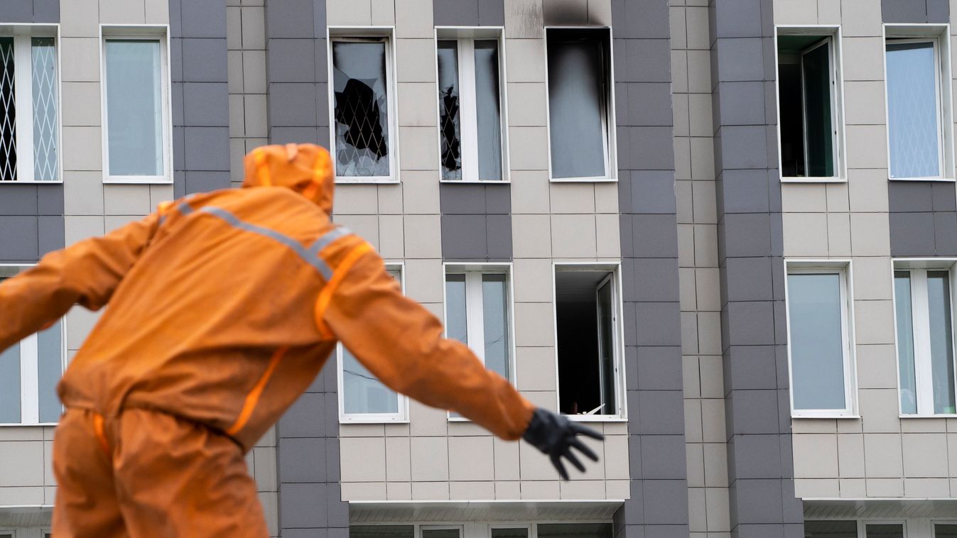 Szentpétervár, 2020. május 12.
A rendkívüli helyzetek orosz minisztériumának egyik tisztje a szentpétervári Szent György kórház előtt 2020. május 12-én, miután tűz ütött ki az épület ötödik emeletén. A tűzben öt, lélegeztetőgépen lévő koronavírusos beteg 