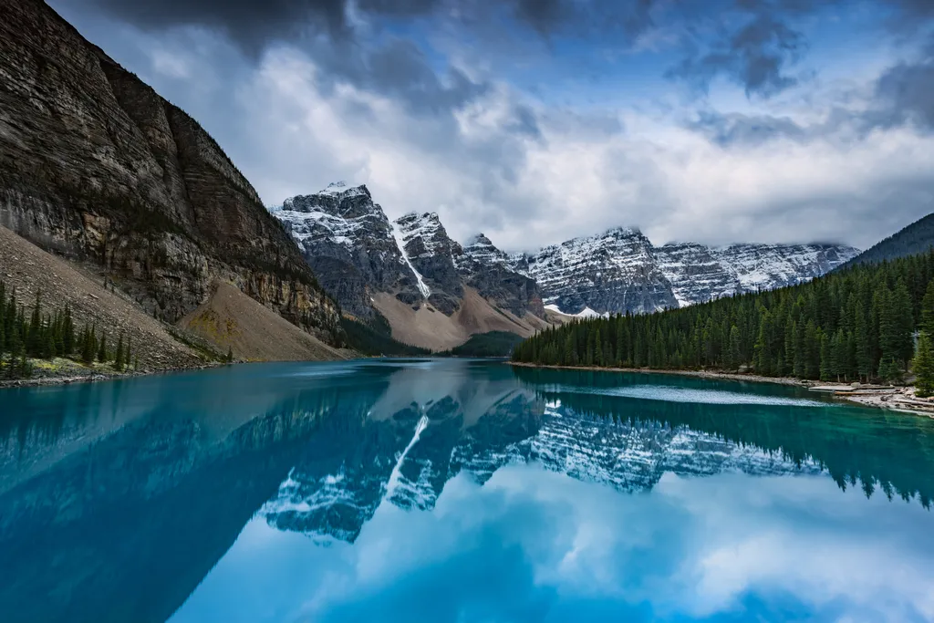 OUTSIDE MOUNTAINS STORMY CANADA EXTERIOR LAC GLACIAIRE BANFF NATURE LAC PAYSAGE DE MONTAGNE WESTERN CANADA ARNAUD BERTRANDE Horizontal BLUE COLOUR CAST LANDSCAPE SAND LAKE WATER REFLECTION NATIONAL PARK 