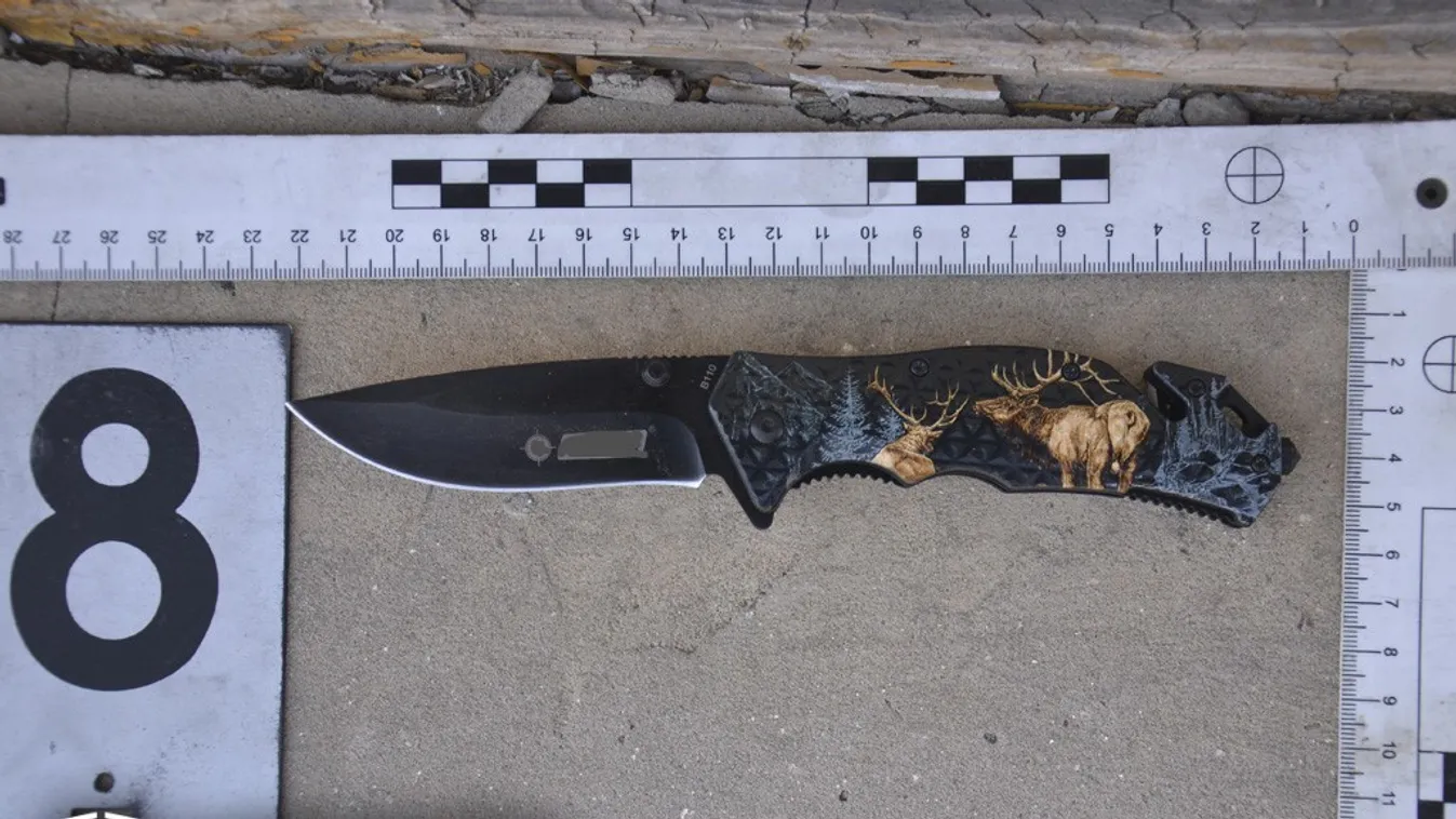 2021. május 8-án mellkason szúrtak egy férfit Lajosmizsén ezzel a késsel, a helyszínelők fotója 
