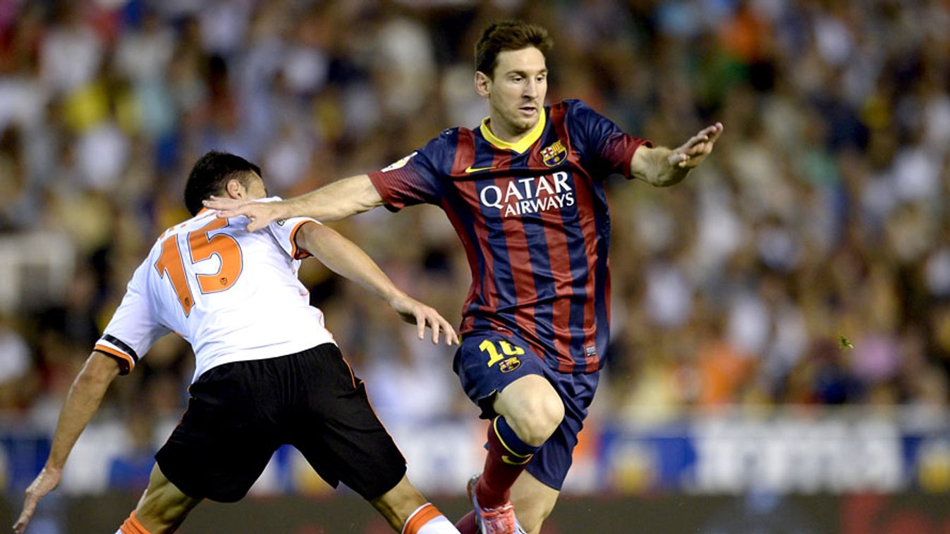 Messi, cselezget, Messi Javi Fuegot ugorja át a Valencia elleni mérkőzésen 2013 szeptember 1-én.