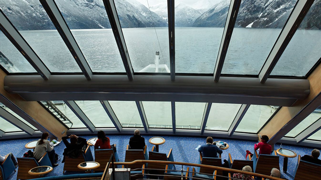 Norvégia gazdasága, Panorámabár egy menetrendszerint közlekedő, tengerpari városokat összekötő hajón.