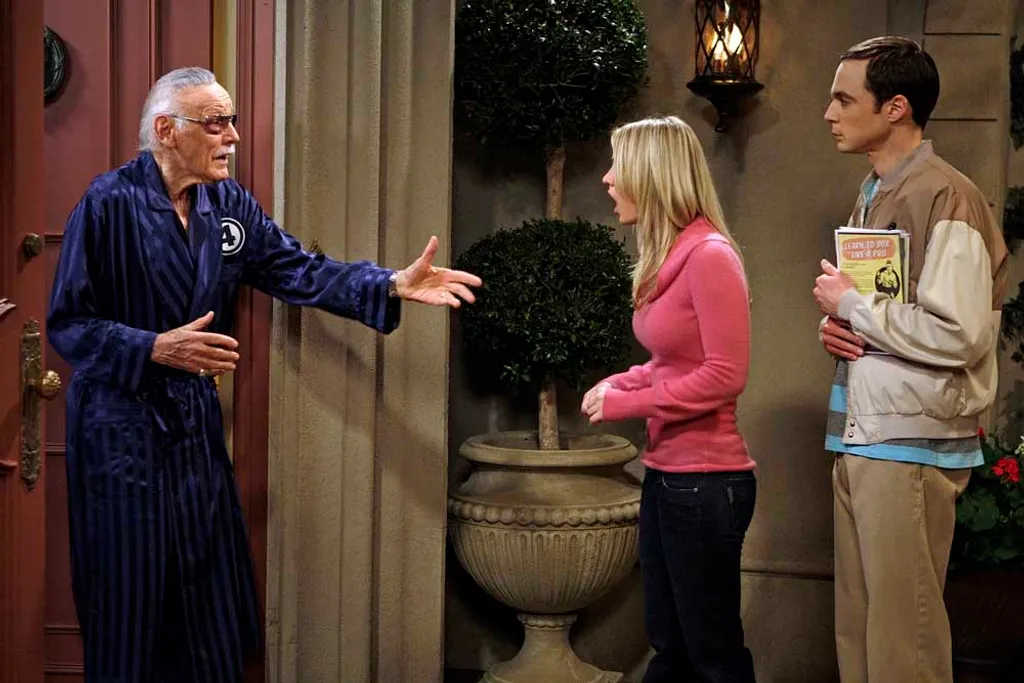 EPISODIC "The Excelsior Acquisition" -- Instead of attending a signing by comic book legend Stan Lee (left), Sheldon (right) winds up in traffic court when he gets a ticket because of Penny (Kaley Cuoco, center), on THE BIG BANG THEORY, Monday, March 1 (9