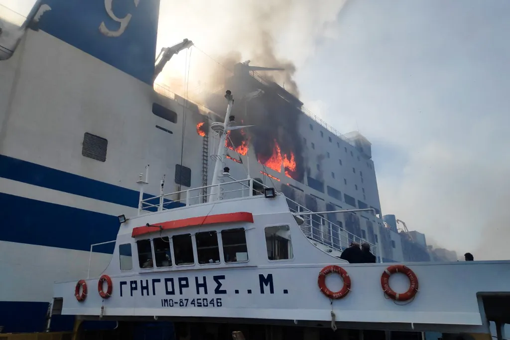 Euroferry Olympia, hajó, tenger, komp, utasok, tűz, tűzvész, kigyulladt, lángol, füst, utasszállító, Földközi tenger, korfu, görög 