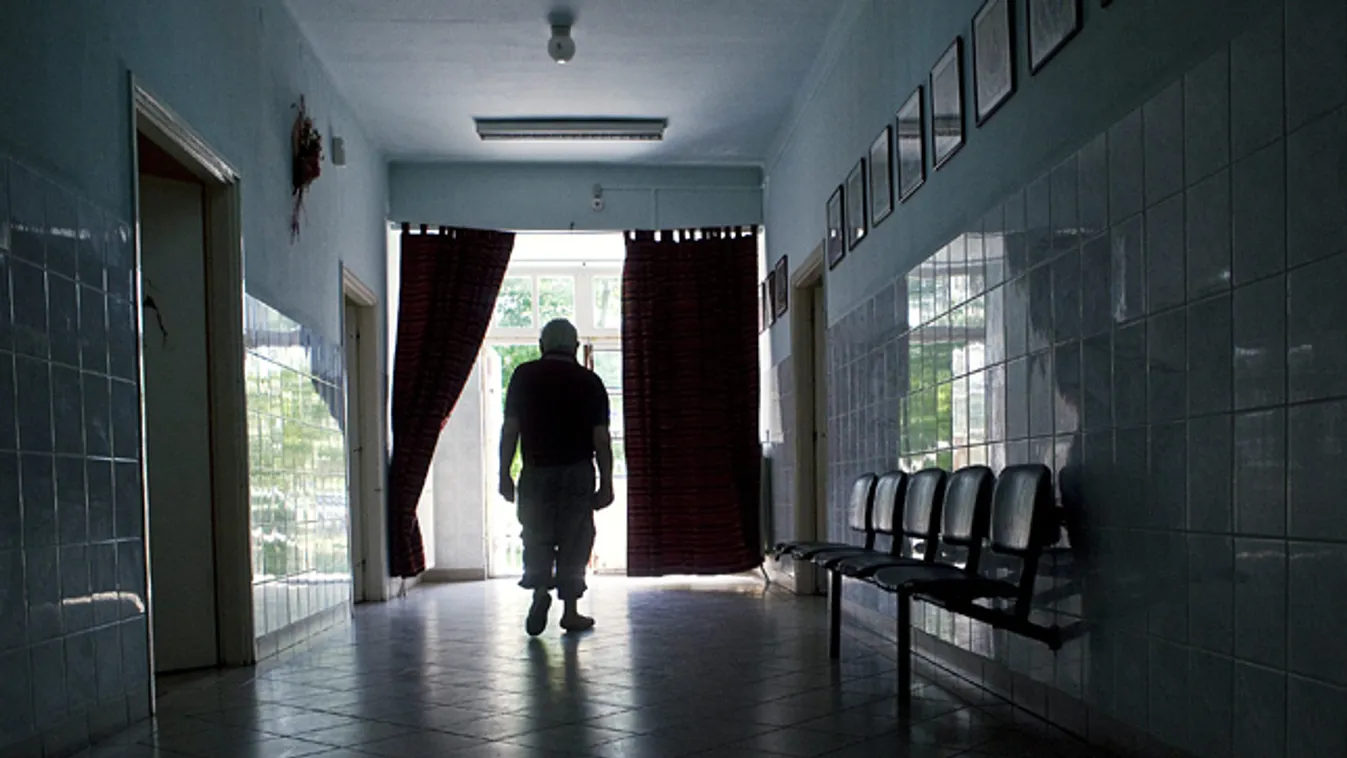 pszichiátria, 
Egy beteg sétál a Bács-Kiskun Megyei Önkormányzat Pszichiátriai és Fogyatékos Betegek Otthonának folyosóján, Kiskunhalason