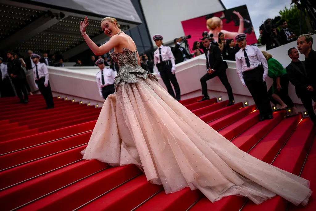 76. Cannes-i Nemzetközi Filmfesztivál 
Elle Fanning amerikai színésznő a Jeanne du Barry című romantikus történelmi film díszbemutatójára érkezik a 76. Cannes-i Nemzetközi Filmfesztivál nyitóestjén, 2023. május 16-án.
MTI/AP/Daniel Cole 