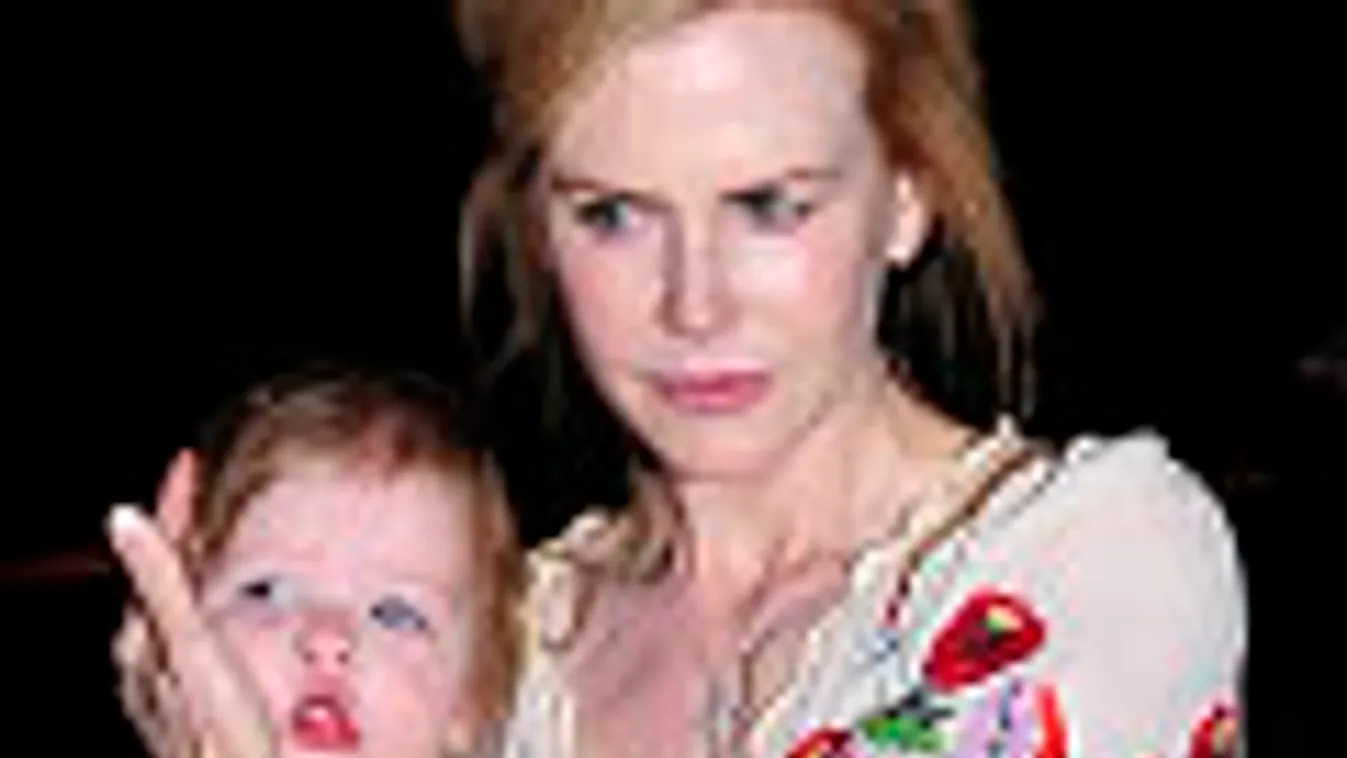 Kicole Kidman, férje Keith Urban és lányaik, a színésznő kalocsai mintás hímzett ruhában