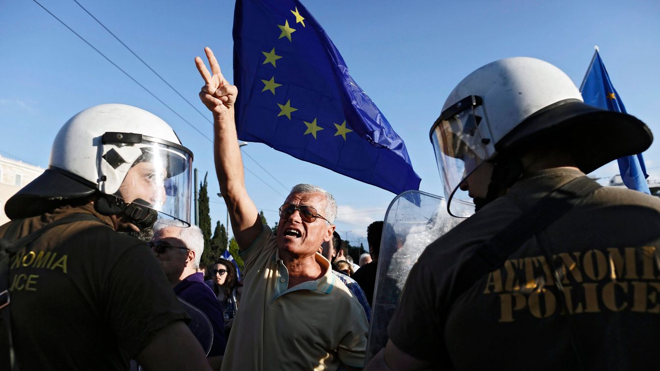 Athén, 2015. június 22.
Ezrek tüntetnek a parlament athéni épülete előtt 2015. június 22-én, követelve, hogy Görögország maradjon az Európai Unió és az euróövezet tagja. (MTI/EPA/Jannisz Koleszidisz) 