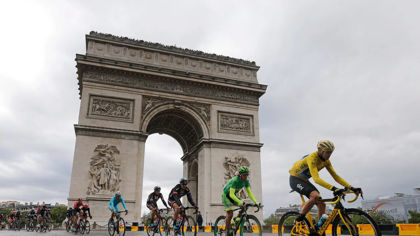 Párizs, 2015. július 26.
Az összetettben élen álló sárga trikóját viselő brit Christopher Froome a párizsi diadalív mellett halad el a 102. Tour de France profi országúti kerékpáros körverseny utolsó, 21., Sevres és Párizs közötti 109,5 kilométeres szakas