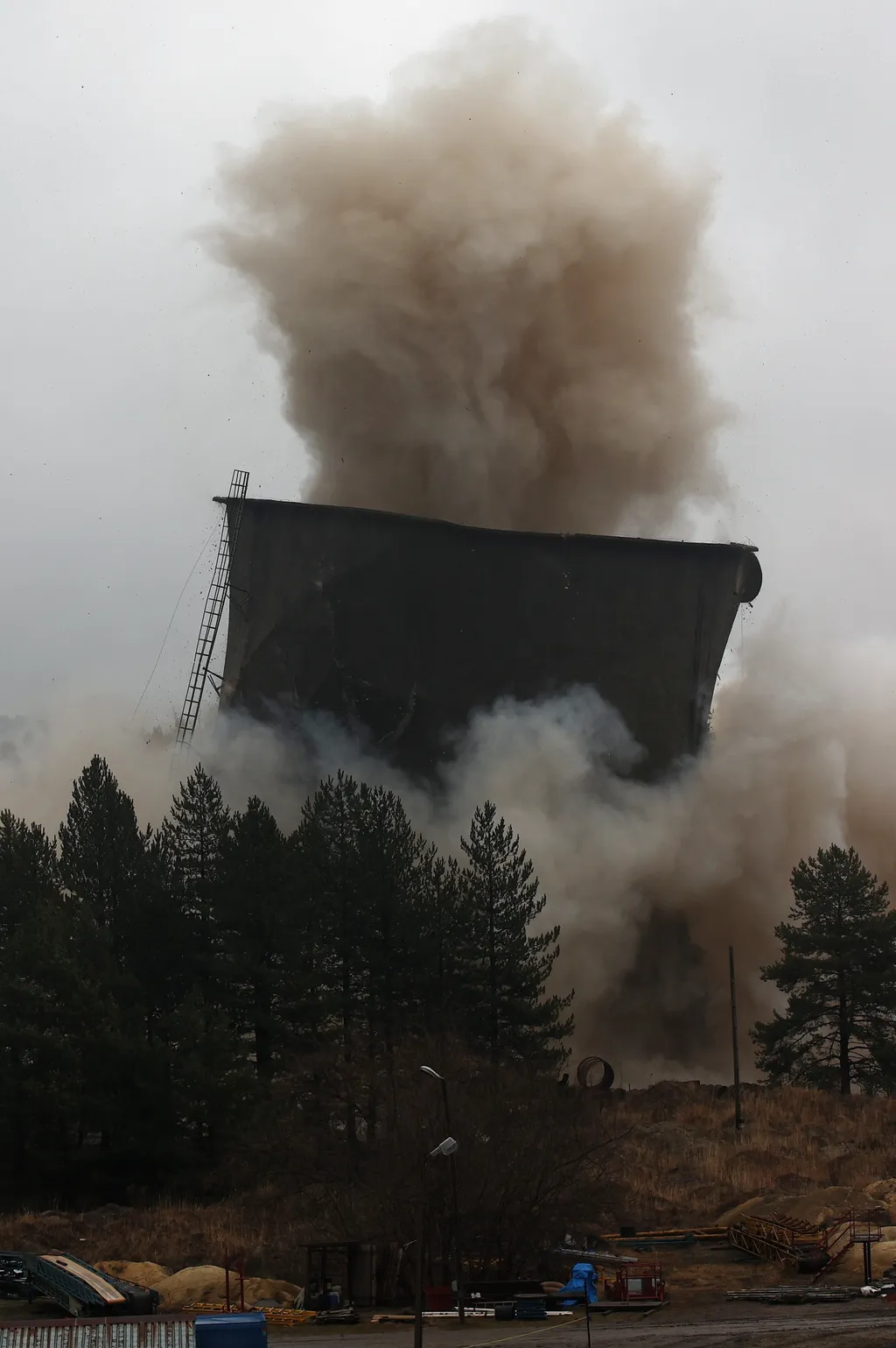 Siersza Power Station, Felrobbantják a Siersza széntüzelésű hőerőmű hűtőtornyát 