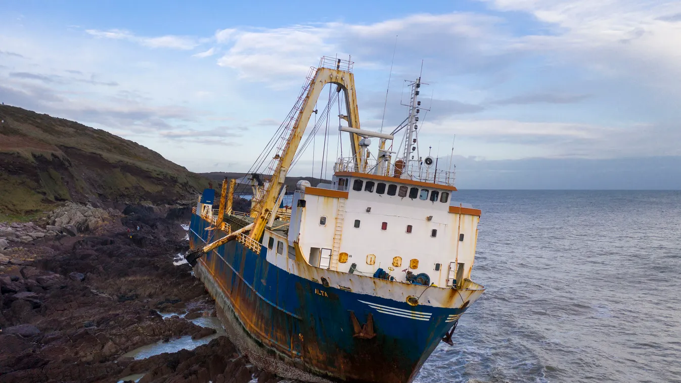 Horizontal SHIPWRECK STORM NATURAL DISASTERS 