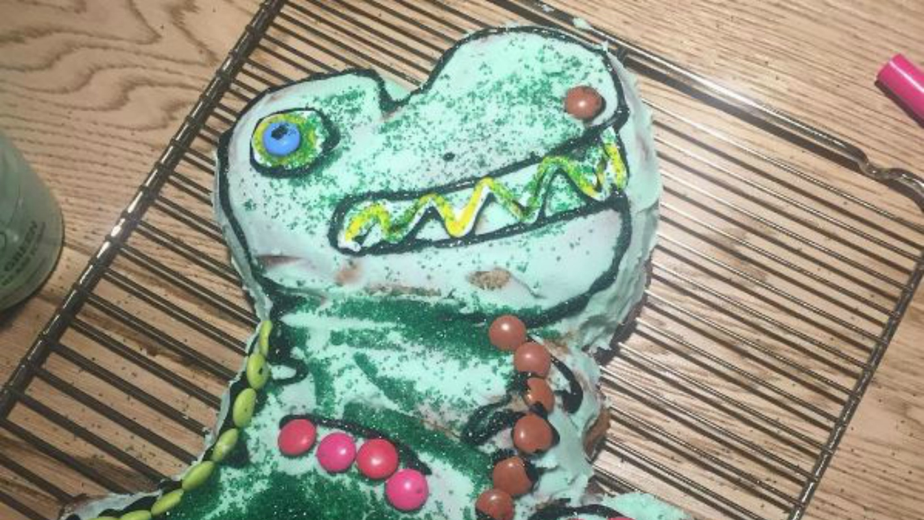 Chris Hemsworth thor torta t-rex 