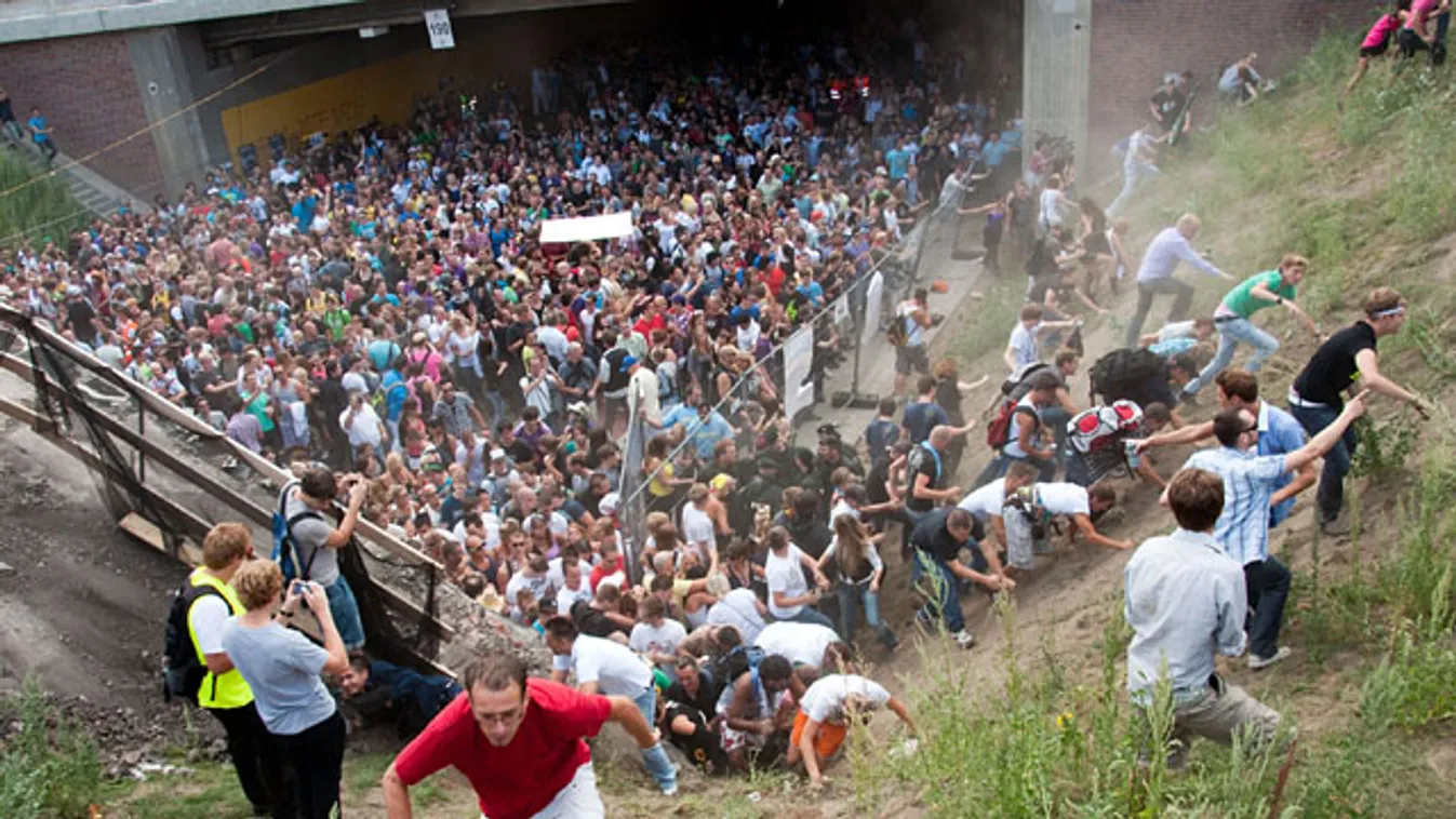2010. július 24.,Duisburg Emberek menekülnek egy alagútból miután pánik tört ki a duisburgi Love Parade fesztiválon 