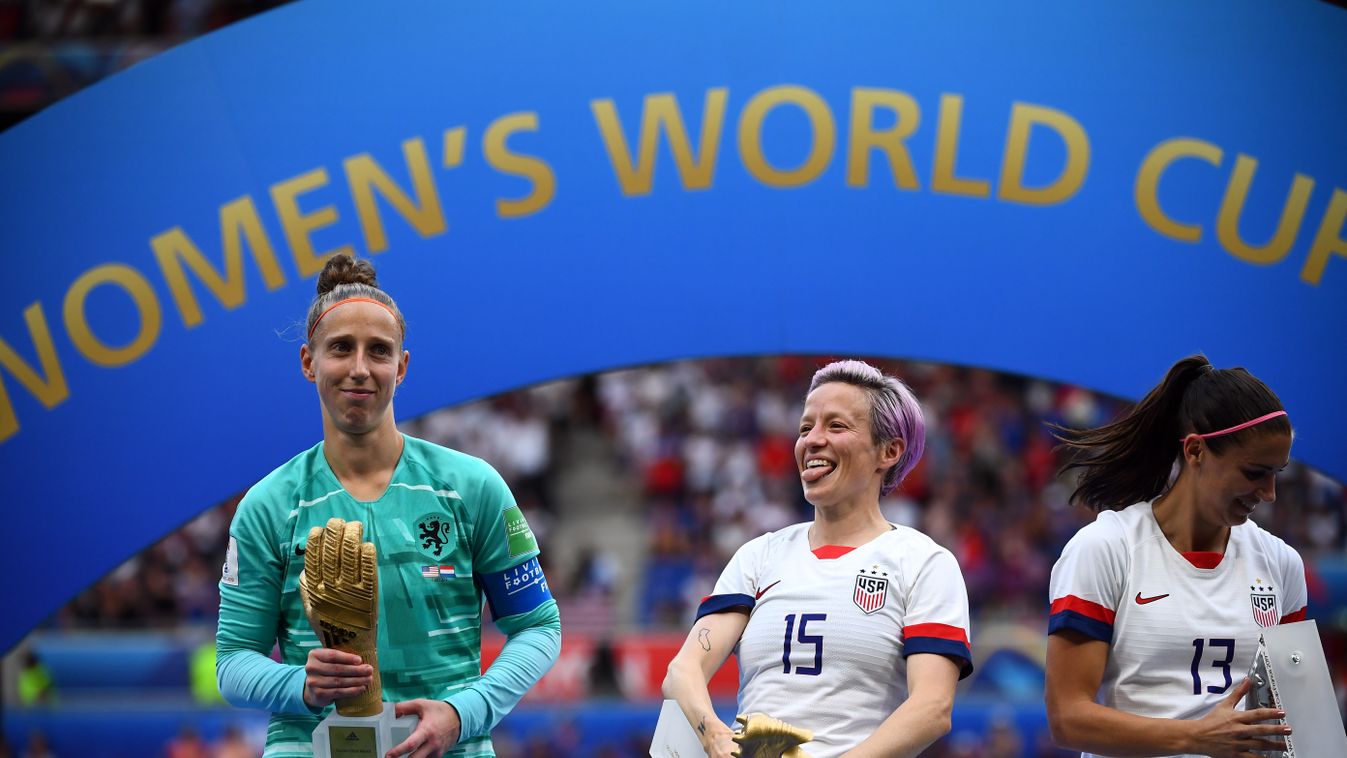 Horizontal BUST TROPHY SPORTS AWARD WOMEN'S FOOTBALL WORLD CUP FINAL 