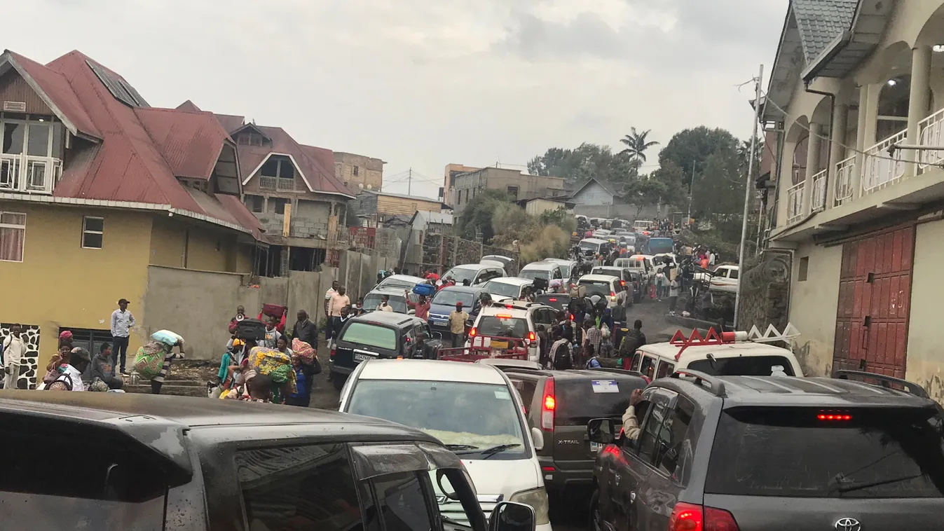 Goma, 2021. május 27.
Motoron és autóval távoznak a helyi lakosok a kelet-kongói Gomából 2021. május 27-én. Több tízezren indultak útnak a városból, miután a hatóságok részleges evakuálást rendeltek el a nemrég kitört Nyiragongo vulkánból ömlő lávafolyam 