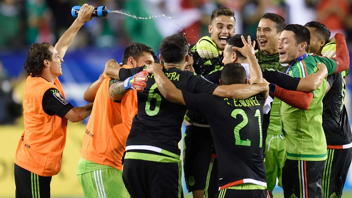 A mexikói fociválogatott ünnepli az Arany-kupa döntőjében aratott győzelmet 