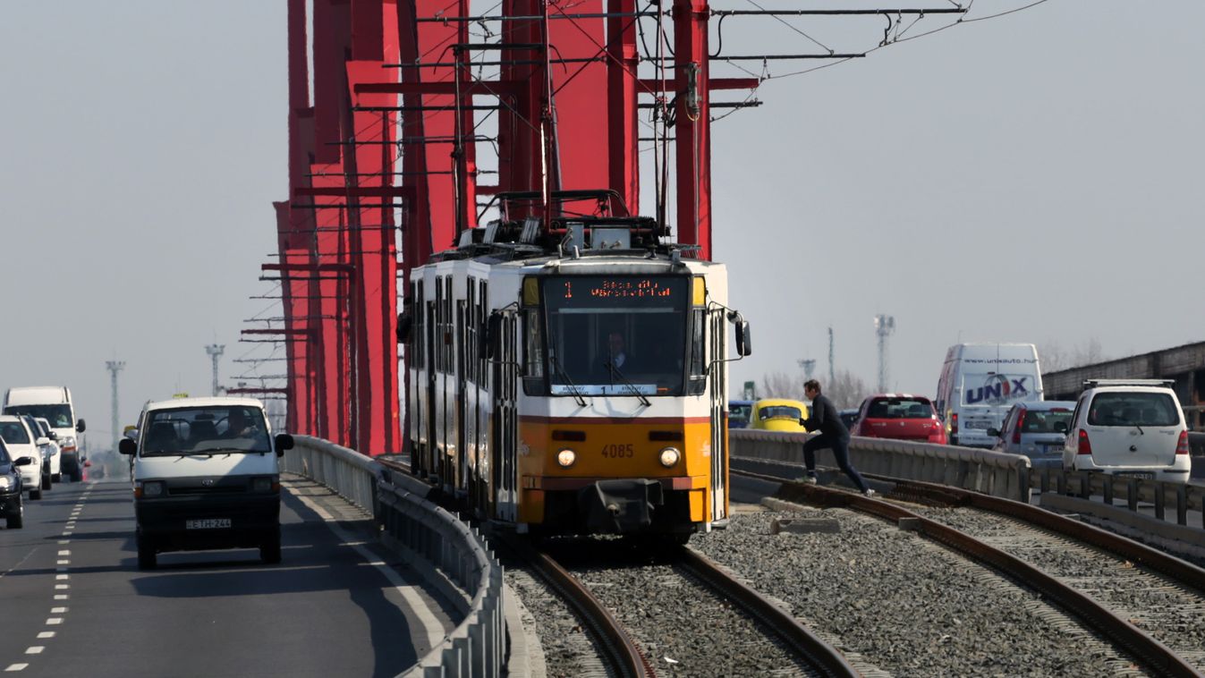 Első menetrendszerinti 1-es villamos, amelyik áthalad a Rákóczi hídon 2015 március 20-án Első menetrendszerinti 1-es villamos, amelyik áthalad a Rákóczi hídon 2015 március 20-án 
