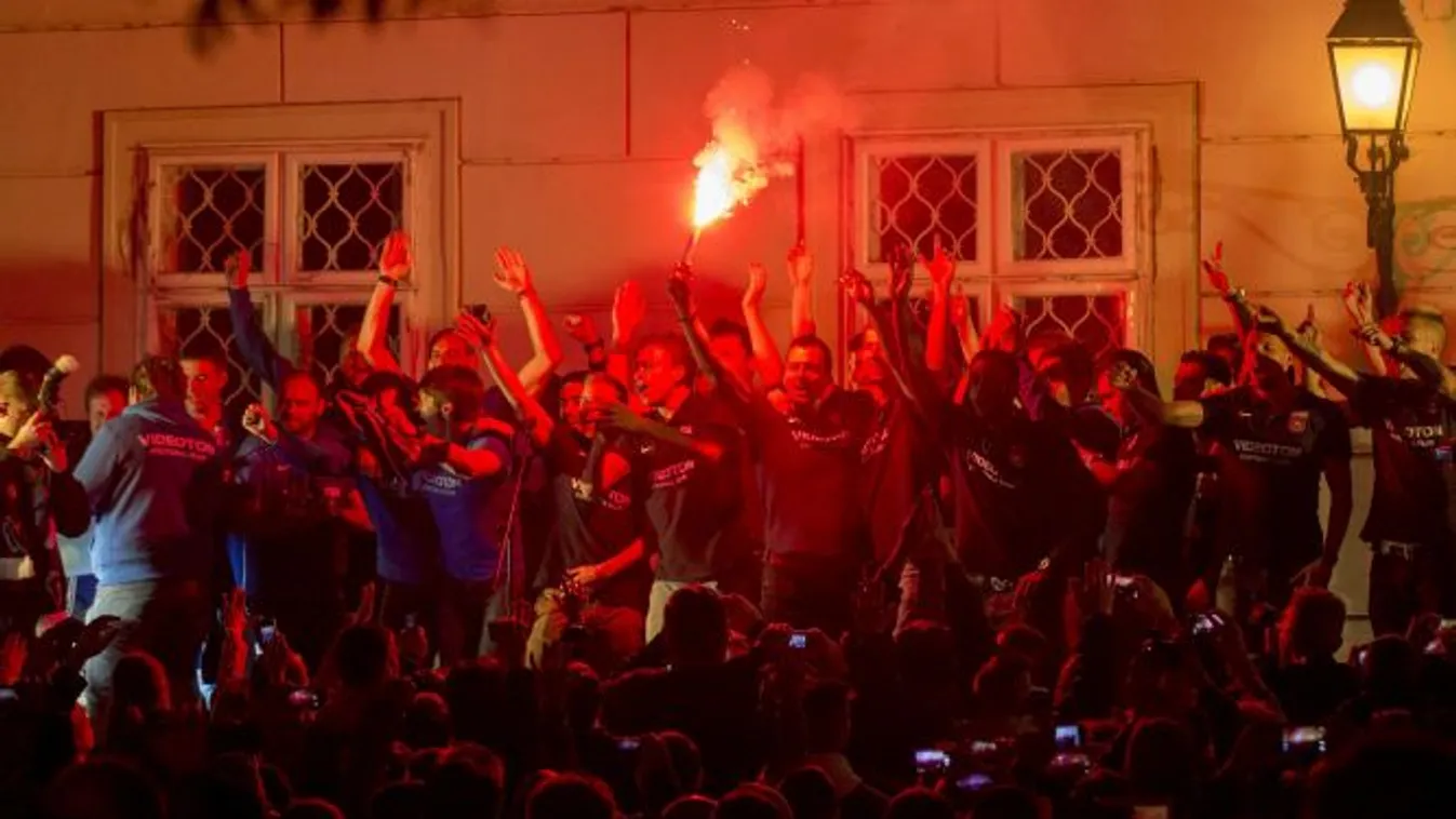 Székesfehérvár, 2015. május 3.
A Videoton labdarúgói és szurkolói ünnepelnek a székesfehérvári városháza előtt 2015. május 3-án, miután a csapat behozhatatlan előnyre tett szert a labdarúgó OTP Bank Liga 26. fordulójában. Ezen a napon a második helyen áll