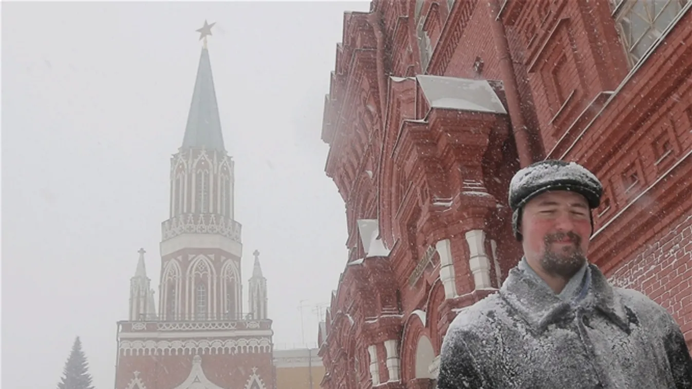 Moszkva, 2014. december 25.
Erős hóesésben megy egy járókelő a moszkvai Vörös téren, a Kreml előtt 2014. december 25-én. A nagy havazás miatt több mint száz járatot töröltek az orosz főváros három nemzetközi repülőterén. (MTI/EPA/Makszim Sipenkov) 