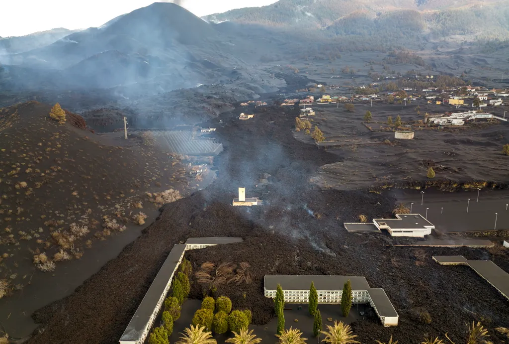Hamu borítja La Palma szigetet a vulkánkitörés óta 