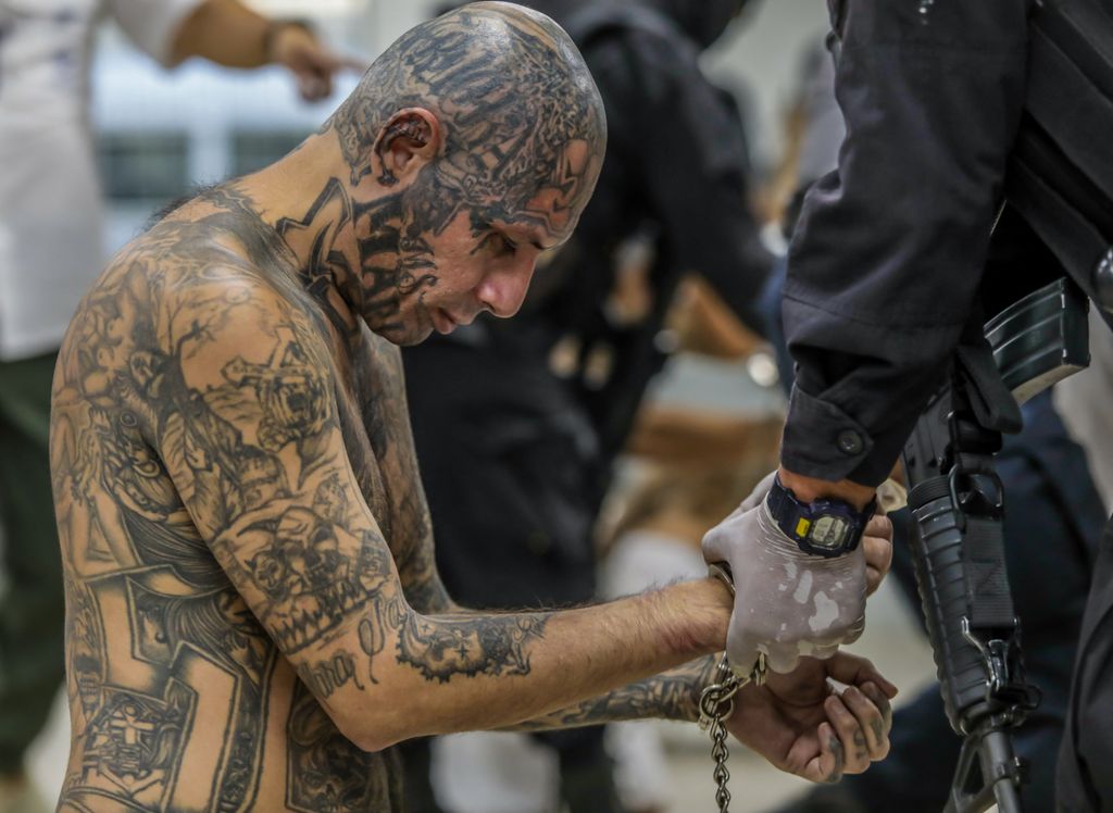 bandatag, elítélt, fegyenc, börtön, El Salvador, Salvador,  Salvadori Köztársaság, átszállítás 