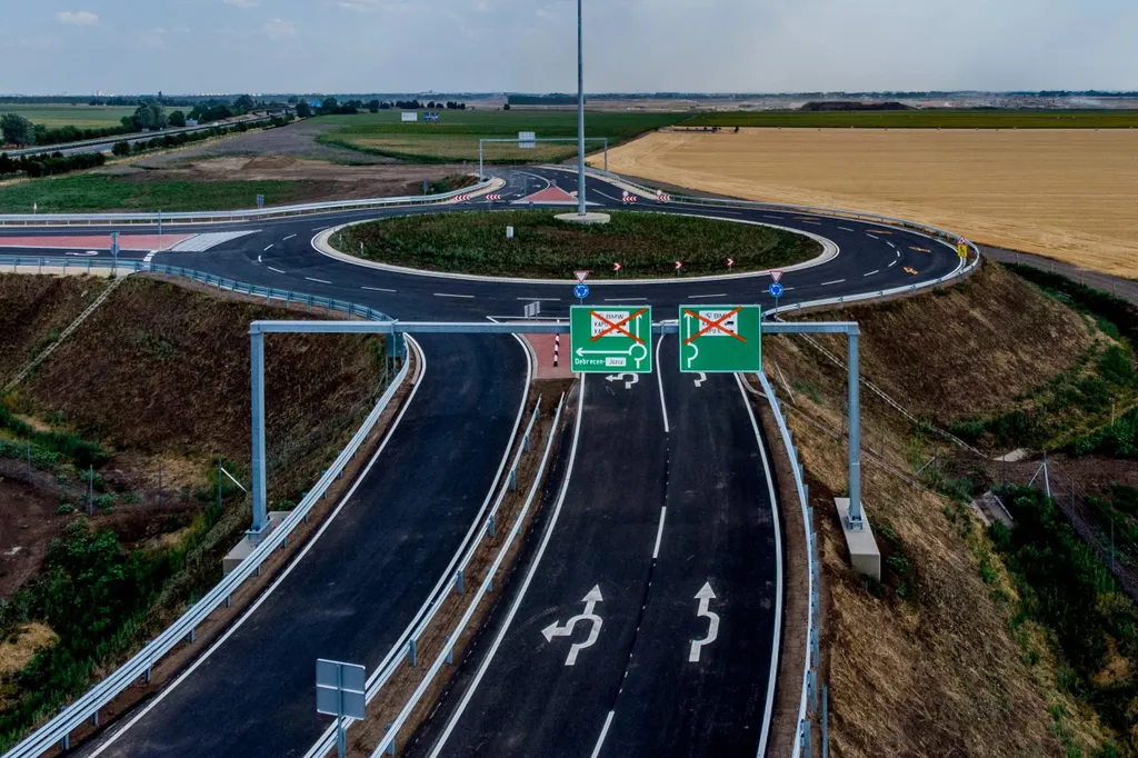 M35-ös autópálya legújabb csomópontja, 
m35, autópálya, csomópont, kereszteződés, út, építők, magyar építők 