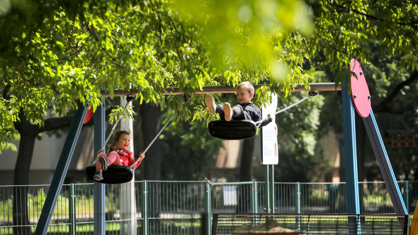 Emberek élvezik a jó időt az újranyitott budapesti parkokban 2020 május 18-án Budapest koronavírus fertőzés járvány betegség korona vírus játszótér 