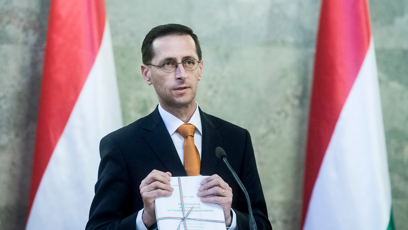 Varga Mihály nemzetgazdasági miniszter nyilatkozik a sajtónak a 2017. évi költségvetési törvényjavaslat átadásán az Országház Delegációs termében 2016. április 26-án. 