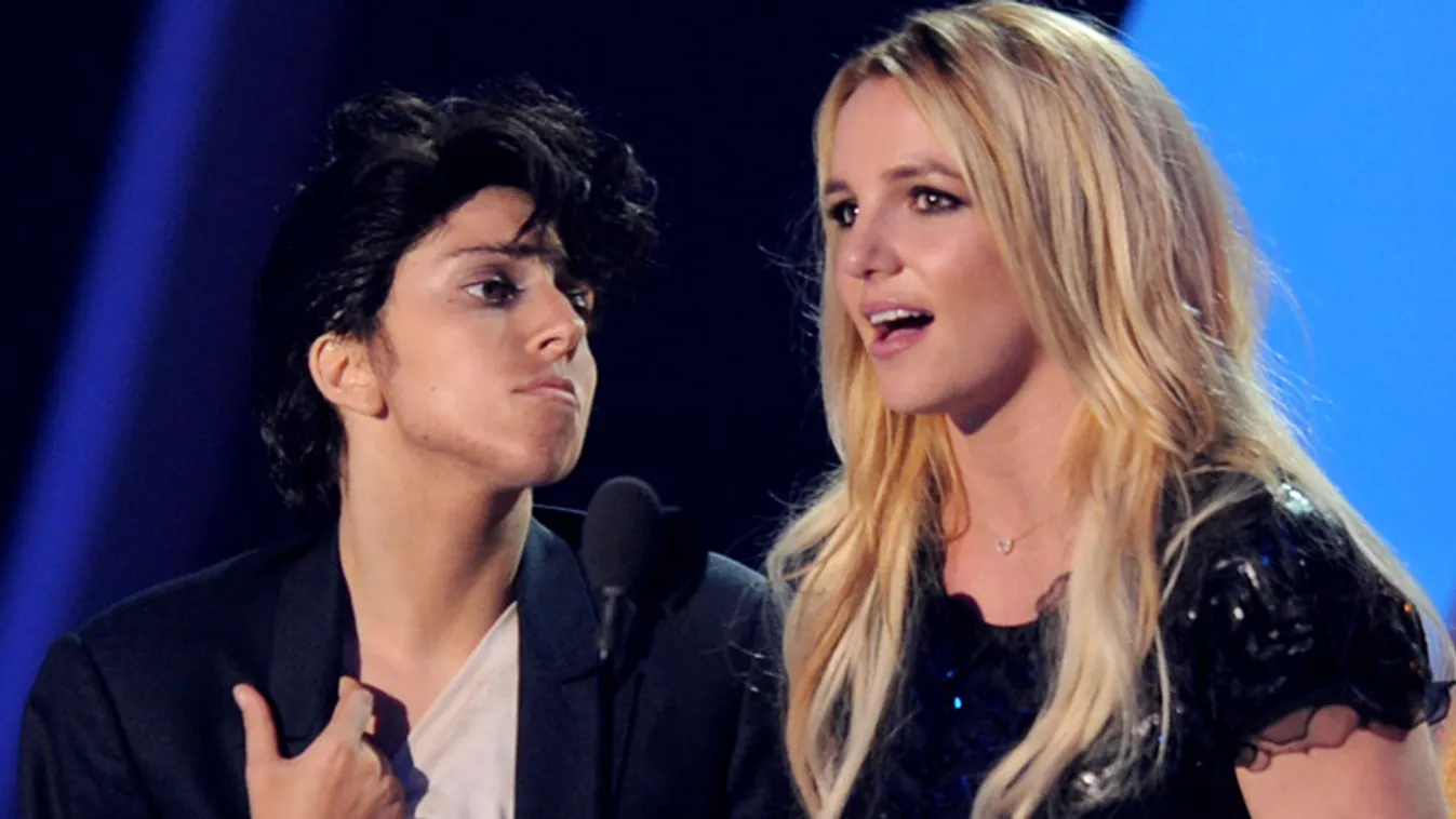 Lady Gaga és Britney Spears az MTV Video Music Awardson 2011-ben