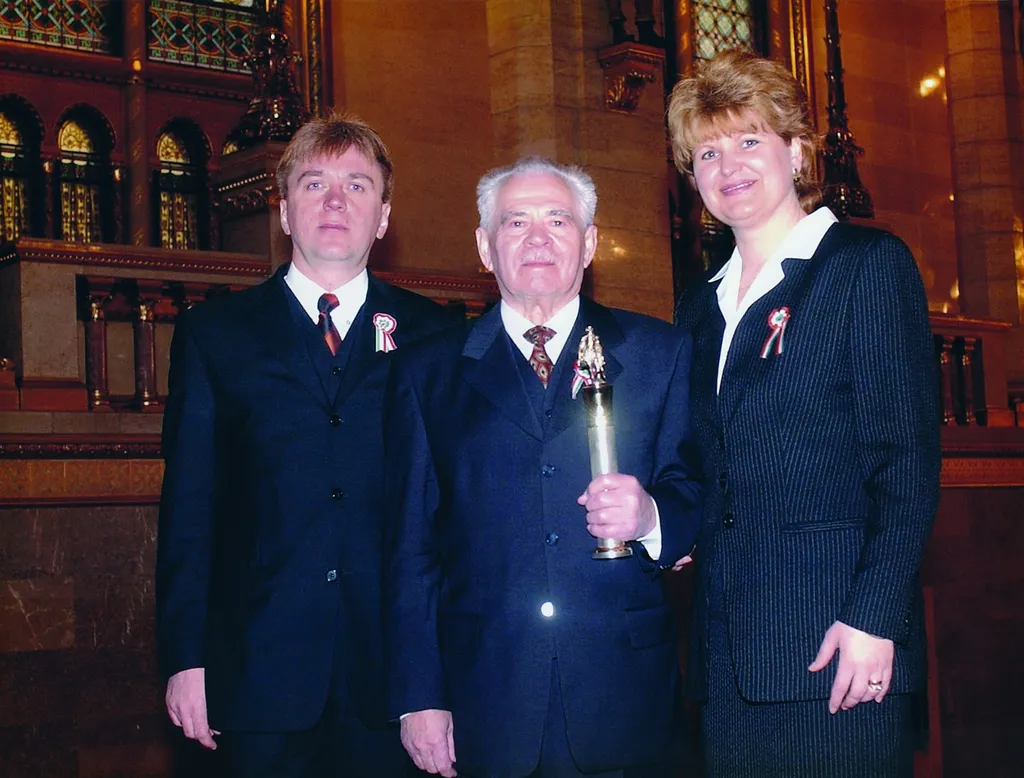 Bére József Széchenyi-díjat kap 2002-ben 