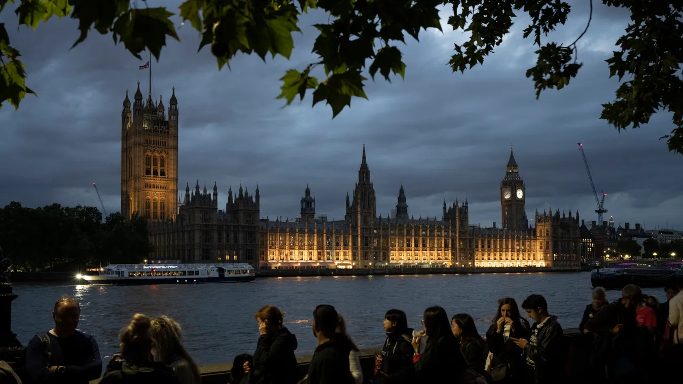 II. ERZSÉBET London, 2022. szeptember 16.
Sorban állnak emberek a Temze partján, a parlamenttel átellenben, hogy leróják kegyeletüket a londoni Westminster-csarnokban felravatalozott II. Erzsébet királynő előtt 2022. szeptember 15-én. A szeptember 8-án, 9