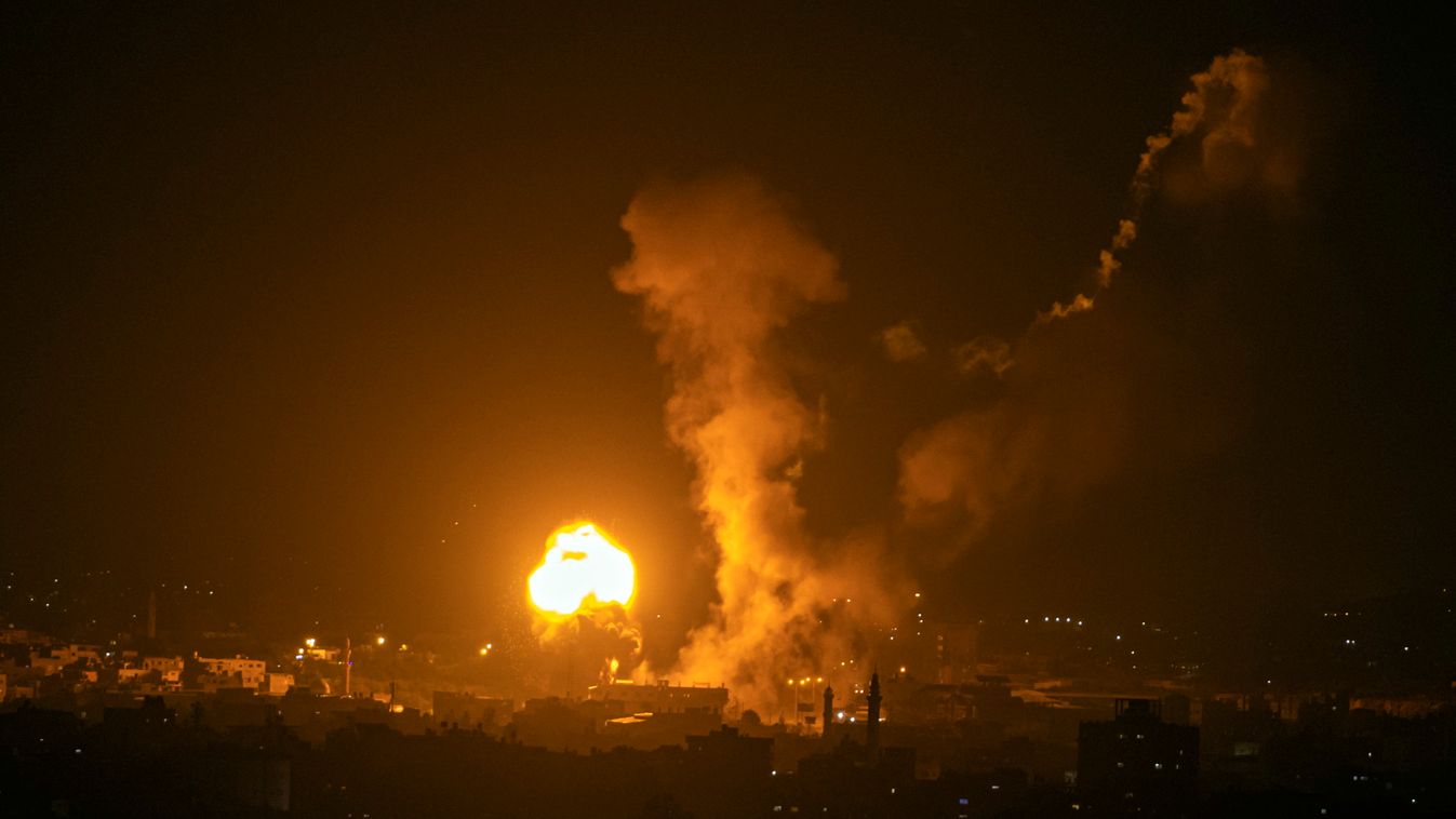 Gáza, 2023. május 03.
Izraeli légicsapás nyomán keletkezett tűz lángol és füst gomolyog a Gázai övezet északi részén 2023. május 2-án. A palesztinok 37 rakétát indítottak a Gázai övezetből Izraeli célpontokra, amiért három hónapos éhségsztrájkjának végén 