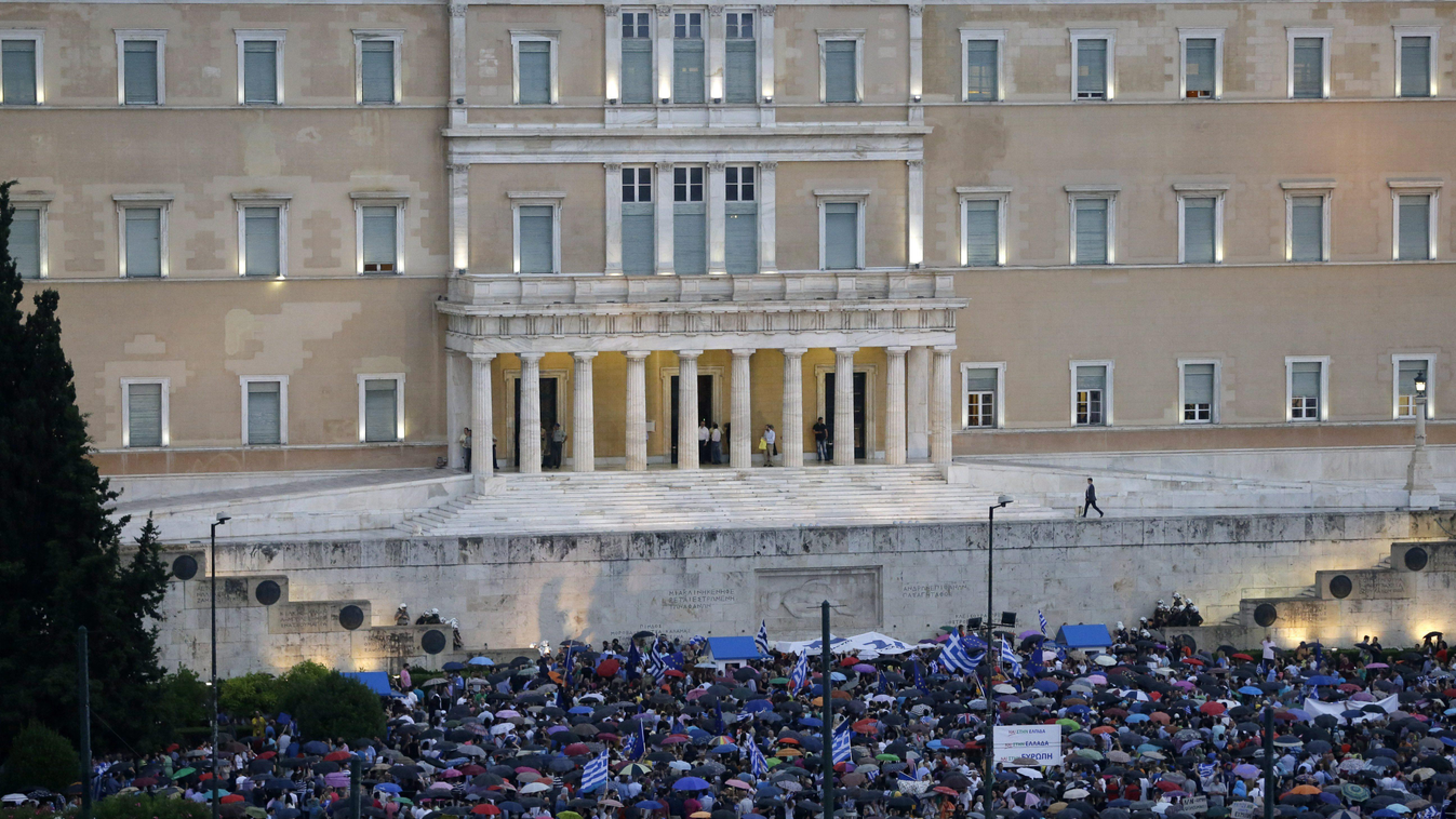 Athén, 2015. június 30.
A hitelezők programját támogatók tüntetnek a parlament athéni épülete előtt, a Szintagma téren 2015. június 30-án, öt nappal a Görögország nemzetközi hitelprogramjáról tartandó népszavazás előtt. (MTI/AP/Thanásszisz Sztavrakisz) 