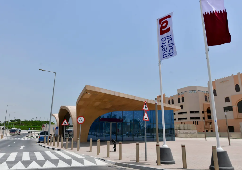 Doha, 2019. május 8.
Az első dohai metróvonal egyik állomása, az al-Gaszar épülete 2019. május 8-án, amikor megindul a közlekedés az új létesítményben. A 2022-es labdarúgó-világbajnokságra készülő Katar fővárosban 2020-ra épül ki a három vonalból álló teljes metróhálózat.
MTI/EPA/Nusad Szekkajil 