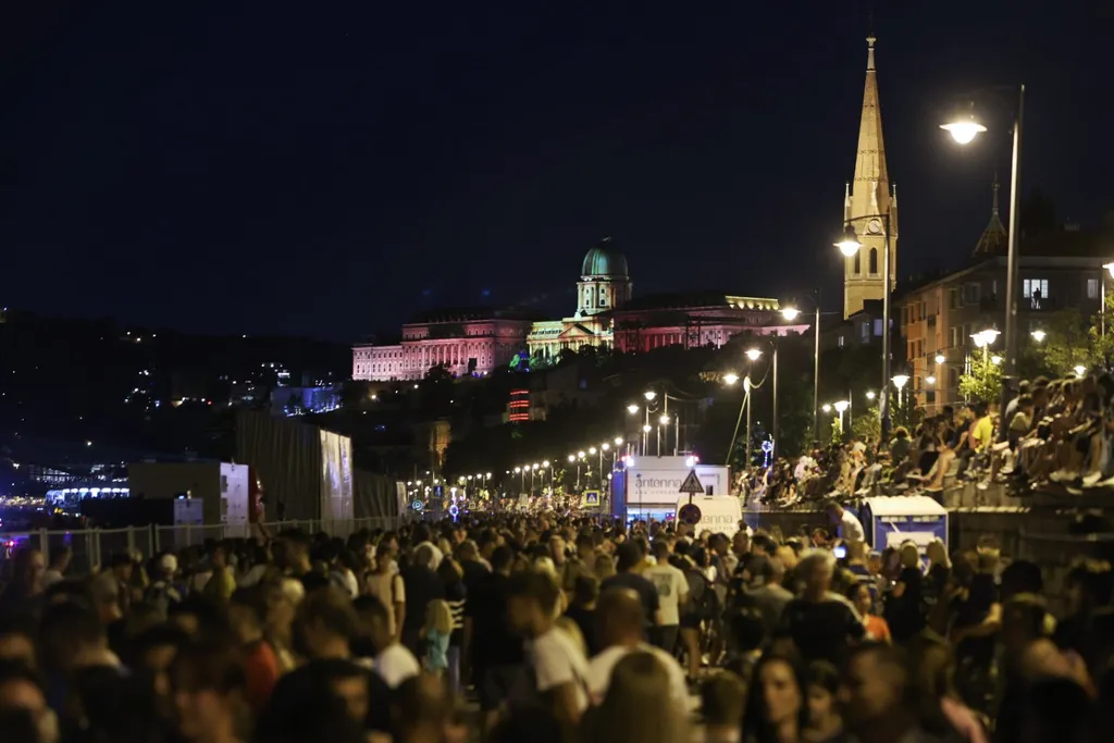 Európa legnagyobb tűzijátéka a Duna felett tömegek a Duna parton 2021 augusztus 20 2021.08.20.
tűzijáték Budapest 